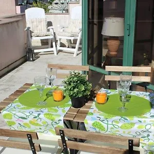 Espaçoso Apartamento Junto Ao Metro Apartamento